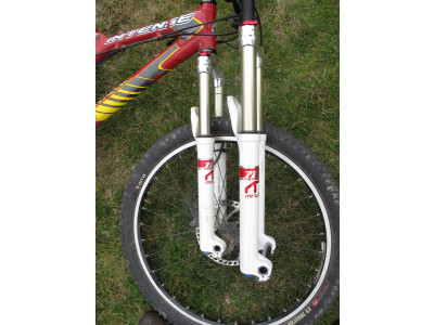 At right: custom built Manitou fork - 26", 20 mm axle, with air spring, ABS+ damper, 140 mm travel & custom tuned (compression & rebound) for a 50 kg female rider; At left: externally identical 2008 Manitou Minute